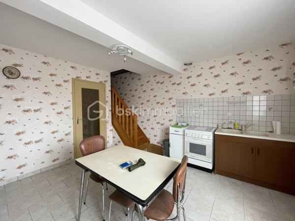 Située dans un environnement calme et à proximité des commodités, venez visiter cette charmante maison d’environ 52 m² habitables, située à La Porte-du-Der, idéale pour un premier achat, un pied-à-terre ou un investissement locatif.

Au rez-de-chaussée, vous découvrirez un séjour lumineux avec cuisine aménagée, un bureau pouvant faire office de petite chambre, une salle d’eau et un WC séparé. À l’étage, un palier dessert une chambre avec un WC séparé et un grenier aménageable offrant un beau potentiel d’agrandissement. 
Le chauffage est assuré par des convecteurs électriques. Les huisseries sont en double vitrage - bois. 
Le bien est complété par un terrain d'environ 45 m². 

Possibilité d'acquérir un terrain plus grand en supplément. 

Idéal primo-accédant ou investissement locatif