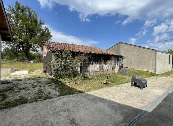 Située dans un environnement calme et à proximité des commodités, venez visiter cette charmante maison d’environ 52 m² habitables, située à La Porte-du-Der, idéale pour un premier achat, un pied-à-terre ou un investissement locatif.

Au rez-de-chaussée, vous découvrirez un séjour lumineux avec cuisine aménagée, un bureau pouvant faire office de petite chambre, une salle d’eau et un WC séparé. À l’étage, un palier dessert une chambre avec un WC séparé et un grenier aménageable offrant un beau potentiel d’agrandissement. 
Le chauffage est assuré par des convecteurs électriques. Les huisseries sont en double vitrage - bois. 
Le bien est complété par un terrain d'environ 45 m². 

Possibilité d'acquérir un terrain plus grand en supplément. 

Idéal primo-accédant ou investissement locatif