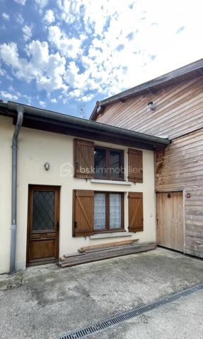 Située dans un environnement calme et à proximité des commodités, venez visiter cette charmante maison d’environ 52 m² habitables, située à La Porte-du-Der, idéale pour un premier achat, un pied-à-terre ou un investissement locatif.

Au rez-de-chaussée, vous découvrirez un séjour lumineux avec cuisine aménagée, un bureau pouvant faire office de petite chambre, une salle d’eau et un WC séparé. À l’étage, un palier dessert une chambre avec un WC séparé et un grenier aménageable offrant un beau potentiel d’agrandissement. 
Le chauffage est assuré par des convecteurs électriques. Les huisseries sont en double vitrage - bois. 
Le bien est complété par un terrain d'environ 45 m². 

Possibilité d'acquérir un terrain plus grand en supplément. 

Idéal primo-accédant ou investissement locatif