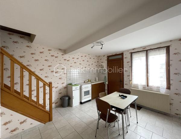 Située dans un environnement calme et à proximité des commodités, venez visiter cette charmante maison d’environ 52 m² habitables, située à La Porte-du-Der, idéale pour un premier achat, un pied-à-terre ou un investissement locatif.

Au rez-de-chaussée, vous découvrirez un séjour lumineux avec cuisine aménagée, un bureau pouvant faire office de petite chambre, une salle d’eau et un WC séparé. À l’étage, un palier dessert une chambre avec un WC séparé et un grenier aménageable offrant un beau potentiel d’agrandissement. 
Le chauffage est assuré par des convecteurs électriques. Les huisseries sont en double vitrage - bois. 
Le bien est complété par un terrain d'environ 45 m². 

Possibilité d'acquérir un terrain plus grand en supplément. 

Idéal primo-accédant ou investissement locatif