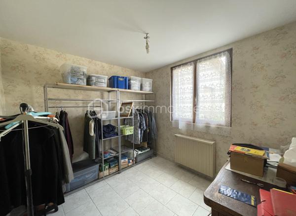 Située dans un environnement calme et à proximité des commodités, venez visiter cette charmante maison d’environ 52 m² habitables, située à La Porte-du-Der, idéale pour un premier achat, un pied-à-terre ou un investissement locatif.

Au rez-de-chaussée, vous découvrirez un séjour lumineux avec cuisine aménagée, un bureau pouvant faire office de petite chambre, une salle d’eau et un WC séparé. À l’étage, un palier dessert une chambre avec un WC séparé et un grenier aménageable offrant un beau potentiel d’agrandissement. 
Le chauffage est assuré par des convecteurs électriques. Les huisseries sont en double vitrage - bois. 
Le bien est complété par un terrain d'environ 45 m². 

Possibilité d'acquérir un terrain plus grand en supplément. 

Idéal primo-accédant ou investissement locatif