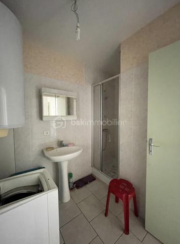 Située dans un environnement calme et à proximité des commodités, venez visiter cette charmante maison d’environ 52 m² habitables, située à La Porte-du-Der, idéale pour un premier achat, un pied-à-terre ou un investissement locatif.

Au rez-de-chaussée, vous découvrirez un séjour lumineux avec cuisine aménagée, un bureau pouvant faire office de petite chambre, une salle d’eau et un WC séparé. À l’étage, un palier dessert une chambre avec un WC séparé et un grenier aménageable offrant un beau potentiel d’agrandissement. 
Le chauffage est assuré par des convecteurs électriques. Les huisseries sont en double vitrage - bois. 
Le bien est complété par un terrain d'environ 45 m². 

Possibilité d'acquérir un terrain plus grand en supplément. 

Idéal primo-accédant ou investissement locatif