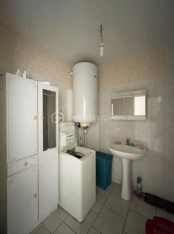 Située dans un environnement calme et à proximité des commodités, venez visiter cette charmante maison d’environ 52 m² habitables, située à La Porte-du-Der, idéale pour un premier achat, un pied-à-terre ou un investissement locatif.

Au rez-de-chaussée, vous découvrirez un séjour lumineux avec cuisine aménagée, un bureau pouvant faire office de petite chambre, une salle d’eau et un WC séparé. À l’étage, un palier dessert une chambre avec un WC séparé et un grenier aménageable offrant un beau potentiel d’agrandissement. 
Le chauffage est assuré par des convecteurs électriques. Les huisseries sont en double vitrage - bois. 
Le bien est complété par un terrain d'environ 45 m². 

Possibilité d'acquérir un terrain plus grand en supplément. 

Idéal primo-accédant ou investissement locatif