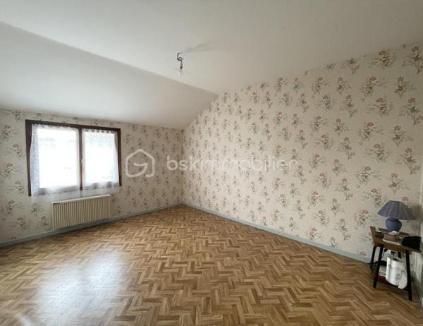 Située dans un environnement calme et à proximité des commodités, venez visiter cette charmante maison d’environ 52 m² habitables, située à La Porte-du-Der, idéale pour un premier achat, un pied-à-terre ou un investissement locatif.

Au rez-de-chaussée, vous découvrirez un séjour lumineux avec cuisine aménagée, un bureau pouvant faire office de petite chambre, une salle d’eau et un WC séparé. À l’étage, un palier dessert une chambre avec un WC séparé et un grenier aménageable offrant un beau potentiel d’agrandissement. 
Le chauffage est assuré par des convecteurs électriques. Les huisseries sont en double vitrage - bois. 
Le bien est complété par un terrain d'environ 45 m². 

Possibilité d'acquérir un terrain plus grand en supplément. 

Idéal primo-accédant ou investissement locatif