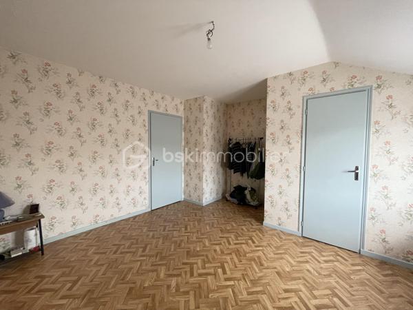 Située dans un environnement calme et à proximité des commodités, venez visiter cette charmante maison d’environ 52 m² habitables, située à La Porte-du-Der, idéale pour un premier achat, un pied-à-terre ou un investissement locatif.

Au rez-de-chaussée, vous découvrirez un séjour lumineux avec cuisine aménagée, un bureau pouvant faire office de petite chambre, une salle d’eau et un WC séparé. À l’étage, un palier dessert une chambre avec un WC séparé et un grenier aménageable offrant un beau potentiel d’agrandissement. 
Le chauffage est assuré par des convecteurs électriques. Les huisseries sont en double vitrage - bois. 
Le bien est complété par un terrain d'environ 45 m². 

Possibilité d'acquérir un terrain plus grand en supplément. 

Idéal primo-accédant ou investissement locatif