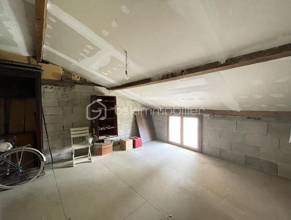 Située dans un environnement calme et à proximité des commodités, venez visiter cette charmante maison d’environ 52 m² habitables, située à La Porte-du-Der, idéale pour un premier achat, un pied-à-terre ou un investissement locatif.

Au rez-de-chaussée, vous découvrirez un séjour lumineux avec cuisine aménagée, un bureau pouvant faire office de petite chambre, une salle d’eau et un WC séparé. À l’étage, un palier dessert une chambre avec un WC séparé et un grenier aménageable offrant un beau potentiel d’agrandissement. 
Le chauffage est assuré par des convecteurs électriques. Les huisseries sont en double vitrage - bois. 
Le bien est complété par un terrain d'environ 45 m². 

Possibilité d'acquérir un terrain plus grand en supplément. 

Idéal primo-accédant ou investissement locatif