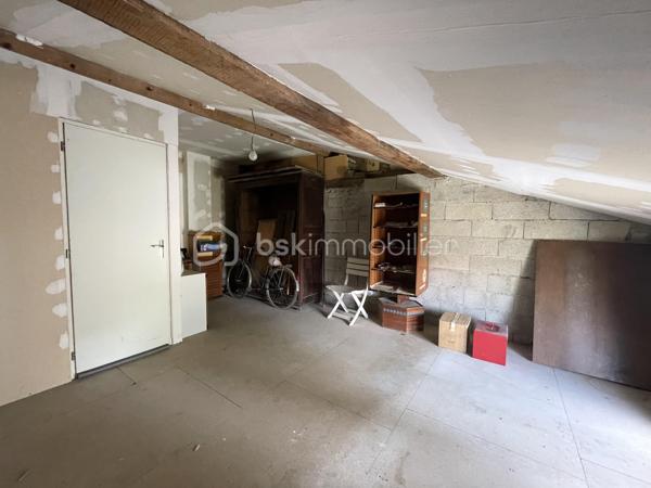 Située dans un environnement calme et à proximité des commodités, venez visiter cette charmante maison d’environ 52 m² habitables, située à La Porte-du-Der, idéale pour un premier achat, un pied-à-terre ou un investissement locatif.

Au rez-de-chaussée, vous découvrirez un séjour lumineux avec cuisine aménagée, un bureau pouvant faire office de petite chambre, une salle d’eau et un WC séparé. À l’étage, un palier dessert une chambre avec un WC séparé et un grenier aménageable offrant un beau potentiel d’agrandissement. 
Le chauffage est assuré par des convecteurs électriques. Les huisseries sont en double vitrage - bois. 
Le bien est complété par un terrain d'environ 45 m². 

Possibilité d'acquérir un terrain plus grand en supplément. 

Idéal primo-accédant ou investissement locatif