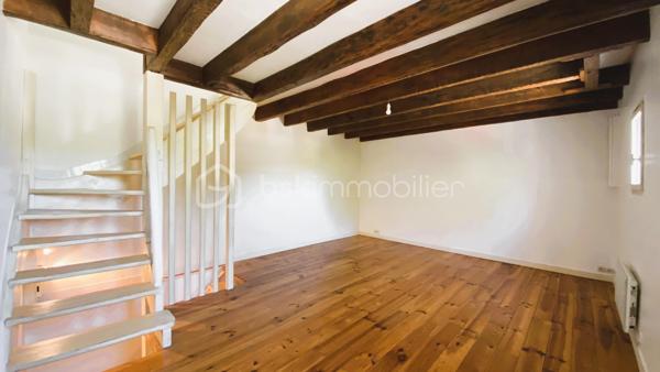 BSK IMMOBILIER vous présente, EN EXCLUSIVITE : Une maison de ville d'env. 59m² au sol (52,83m² carrez) au sein du quartier St Jacques, à proximité de toutes commodités à pied [busway 4 à 3mn, Super U St Jacques à 2mn, rejoignez Pirmil en 12mn à pied et bénéficiez du tram 2 et 3, C4 et de nombreuses lignes de bus. Balades sur les bords de Sèvre à 15mn à pied.

Elle est édifiée sur 3 niveaux, avec :

Au rez-de-chaussée : Une cuisine-séjour d'env. 15m² avec une cuisine partiellement aménagée et équipée, ainsi que des toilettes séparées.
Au 1er étage : Vous bénéficierez d'un bel espace d'env. 24m² que vous pourrez aménager selon vos besoins (grand salon, création d'un coin chambre).
Enfin, au 2ème et dernier étage : Un palier desservant une chambre d'env. 14m² au sol (10,36m² carrez), ainsi qu'une salle d'eau avec toilettes.

Cette maison est en bon état, seulement une remise au goût du jour où vous pourrez laisser libre court à votre imagination.

Pas d'extérieur, pas de place de parking.