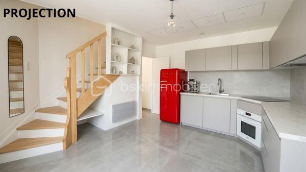 BSK IMMOBILIER vous présente, EN EXCLUSIVITE : Une maison de ville d'env. 59m² au sol (52,83m² carrez) au sein du quartier St Jacques, à proximité de toutes commodités à pied [busway 4 à 3mn, Super U St Jacques à 2mn, rejoignez Pirmil en 12mn à pied et bénéficiez du tram 2 et 3, C4 et de nombreuses lignes de bus. Balades sur les bords de Sèvre à 15mn à pied.

Elle est édifiée sur 3 niveaux, avec :

Au rez-de-chaussée : Une cuisine-séjour d'env. 15m² avec une cuisine partiellement aménagée et équipée, ainsi que des toilettes séparées.
Au 1er étage : Vous bénéficierez d'un bel espace d'env. 24m² que vous pourrez aménager selon vos besoins (grand salon, création d'un coin chambre).
Enfin, au 2ème et dernier étage : Un palier desservant une chambre d'env. 14m² au sol (10,36m² carrez), ainsi qu'une salle d'eau avec toilettes.

Cette maison est en bon état, seulement une remise au goût du jour où vous pourrez laisser libre court à votre imagination.

Pas d'extérieur, pas de place de parking.