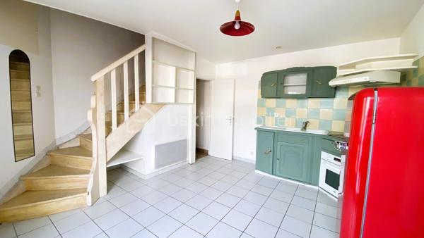 BSK IMMOBILIER vous présente, EN EXCLUSIVITE : Une maison de ville d'env. 59m² au sol (52,83m² carrez) au sein du quartier St Jacques, à proximité de toutes commodités à pied [busway 4 à 3mn, Super U St Jacques à 2mn, rejoignez Pirmil en 12mn à pied et bénéficiez du tram 2 et 3, C4 et de nombreuses lignes de bus. Balades sur les bords de Sèvre à 15mn à pied.

Elle est édifiée sur 3 niveaux, avec :

Au rez-de-chaussée : Une cuisine-séjour d'env. 15m² avec une cuisine partiellement aménagée et équipée, ainsi que des toilettes séparées.
Au 1er étage : Vous bénéficierez d'un bel espace d'env. 24m² que vous pourrez aménager selon vos besoins (grand salon, création d'un coin chambre).
Enfin, au 2ème et dernier étage : Un palier desservant une chambre d'env. 14m² au sol (10,36m² carrez), ainsi qu'une salle d'eau avec toilettes.

Cette maison est en bon état, seulement une remise au goût du jour où vous pourrez laisser libre court à votre imagination.

Pas d'extérieur, pas de place de parking.