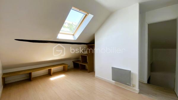 BSK IMMOBILIER vous présente, EN EXCLUSIVITE : Une maison de ville d'env. 59m² au sol (52,83m² carrez) au sein du quartier St Jacques, à proximité de toutes commodités à pied [busway 4 à 3mn, Super U St Jacques à 2mn, rejoignez Pirmil en 12mn à pied et bénéficiez du tram 2 et 3, C4 et de nombreuses lignes de bus. Balades sur les bords de Sèvre à 15mn à pied.

Elle est édifiée sur 3 niveaux, avec :

Au rez-de-chaussée : Une cuisine-séjour d'env. 15m² avec une cuisine partiellement aménagée et équipée, ainsi que des toilettes séparées.
Au 1er étage : Vous bénéficierez d'un bel espace d'env. 24m² que vous pourrez aménager selon vos besoins (grand salon, création d'un coin chambre).
Enfin, au 2ème et dernier étage : Un palier desservant une chambre d'env. 14m² au sol (10,36m² carrez), ainsi qu'une salle d'eau avec toilettes.

Cette maison est en bon état, seulement une remise au goût du jour où vous pourrez laisser libre court à votre imagination.

Pas d'extérieur, pas de place de parking.