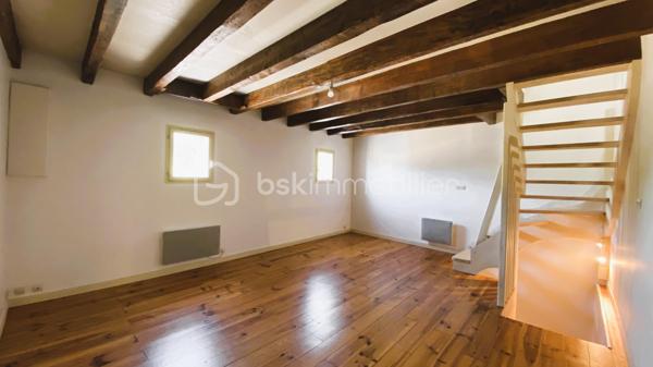 BSK IMMOBILIER vous présente, EN EXCLUSIVITE : Une maison de ville d'env. 59m² au sol (52,83m² carrez) au sein du quartier St Jacques, à proximité de toutes commodités à pied [busway 4 à 3mn, Super U St Jacques à 2mn, rejoignez Pirmil en 12mn à pied et bénéficiez du tram 2 et 3, C4 et de nombreuses lignes de bus. Balades sur les bords de Sèvre à 15mn à pied.

Elle est édifiée sur 3 niveaux, avec :

Au rez-de-chaussée : Une cuisine-séjour d'env. 15m² avec une cuisine partiellement aménagée et équipée, ainsi que des toilettes séparées.
Au 1er étage : Vous bénéficierez d'un bel espace d'env. 24m² que vous pourrez aménager selon vos besoins (grand salon, création d'un coin chambre).
Enfin, au 2ème et dernier étage : Un palier desservant une chambre d'env. 14m² au sol (10,36m² carrez), ainsi qu'une salle d'eau avec toilettes.

Cette maison est en bon état, seulement une remise au goût du jour où vous pourrez laisser libre court à votre imagination.

Pas d'extérieur, pas de place de parking.