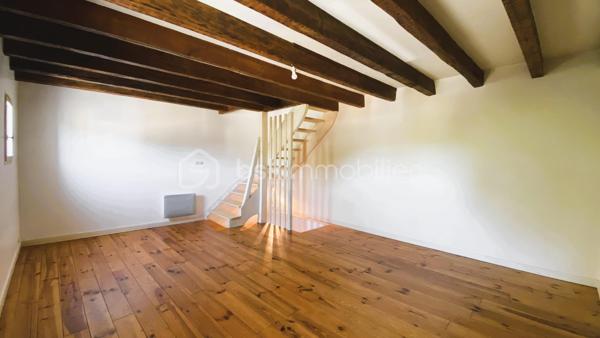 BSK IMMOBILIER vous présente, EN EXCLUSIVITE : Une maison de ville d'env. 59m² au sol (52,83m² carrez) au sein du quartier St Jacques, à proximité de toutes commodités à pied [busway 4 à 3mn, Super U St Jacques à 2mn, rejoignez Pirmil en 12mn à pied et bénéficiez du tram 2 et 3, C4 et de nombreuses lignes de bus. Balades sur les bords de Sèvre à 15mn à pied.

Elle est édifiée sur 3 niveaux, avec :

Au rez-de-chaussée : Une cuisine-séjour d'env. 15m² avec une cuisine partiellement aménagée et équipée, ainsi que des toilettes séparées.
Au 1er étage : Vous bénéficierez d'un bel espace d'env. 24m² que vous pourrez aménager selon vos besoins (grand salon, création d'un coin chambre).
Enfin, au 2ème et dernier étage : Un palier desservant une chambre d'env. 14m² au sol (10,36m² carrez), ainsi qu'une salle d'eau avec toilettes.

Cette maison est en bon état, seulement une remise au goût du jour où vous pourrez laisser libre court à votre imagination.

Pas d'extérieur, pas de place de parking.