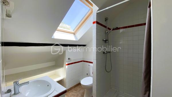 BSK IMMOBILIER vous présente, EN EXCLUSIVITE : Une maison de ville d'env. 59m² au sol (52,83m² carrez) au sein du quartier St Jacques, à proximité de toutes commodités à pied [busway 4 à 3mn, Super U St Jacques à 2mn, rejoignez Pirmil en 12mn à pied et bénéficiez du tram 2 et 3, C4 et de nombreuses lignes de bus. Balades sur les bords de Sèvre à 15mn à pied.

Elle est édifiée sur 3 niveaux, avec :

Au rez-de-chaussée : Une cuisine-séjour d'env. 15m² avec une cuisine partiellement aménagée et équipée, ainsi que des toilettes séparées.
Au 1er étage : Vous bénéficierez d'un bel espace d'env. 24m² que vous pourrez aménager selon vos besoins (grand salon, création d'un coin chambre).
Enfin, au 2ème et dernier étage : Un palier desservant une chambre d'env. 14m² au sol (10,36m² carrez), ainsi qu'une salle d'eau avec toilettes.

Cette maison est en bon état, seulement une remise au goût du jour où vous pourrez laisser libre court à votre imagination.

Pas d'extérieur, pas de place de parking.