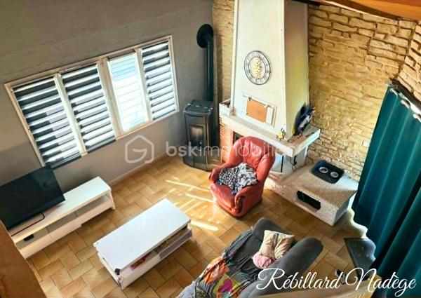 * Vous recherchez une maison familiale offrant de beaux espaces, un extérieur agréable et plusieurs possibilités d’aménagement ? Cette maison mérite votre attention ! *

Au rez-de-chaussée, vous découvrirez un grand salon-séjour lumineux et chaleureux, agrémenté d’un poêle à granulés, idéal pour profiter d’une pièce de vie conviviale au quotidien.

Dans son prolongement, une petite véranda permet de bénéficier d’un espace supplémentaire avec un accès direct vers l’extérieur.

La maison dispose également d’une cuisine fonctionnelle, attenante au séjour.

Côté nuit, le rez-de-chaussée propose une chambre, ainsi qu’une petite suite avec sa salle de bains, offrant la possibilité de vivre principalement de plain-pied.

Une buanderie avec WC viennent compléter ce niveau.

À l’étage, vous trouverez une chambre avec un petit dressing, ainsi qu’un bureau aménagé sur le palier, accompagné d’une salle d’eau et un wc.

Cet espace peut facilement s’adapter aux besoins d’une famille, au télétravail ou à une chambre supplémentaire selon les envies.

À l’extérieur, la maison bénéficie d’un jardin clos faisant le tour de la propriété, offrant un espace agréable pour profiter des beaux jours et laisser libre cours à vos projets d’aménagement.

Un garage complète le bien.

Un cadre de vie pratique et paisible

La maison se situe au cœur d’un petit village agréable, disposant notamment d’une école et d’un bureau de poste, idéal pour profiter d’un environnement calme tout en conservant les services essentiels à proximité.

Pour les autres commerces et commodités, tout se trouve à seulement 7 km, permettant de profiter du calme de la campagne sans être isolé.

* Les atouts * :

* Maison familiale
* 2 chambres
* Petite suite avec salle de bains
* Bureau
* Grande pièce de vie lumineuse avec poêle à granulés
* Cuisine attenante
* Buanderie avec WC
* Chambre et bureau à l’étage
* Salle d’eau avec wc
* Jardin clos tout autour de la maison
* Garage
* École et bureau de poste dans le village
* Commodités à seulement 7 km
* De beaux volumes et un potentiel intéressant

La maison nécessite quelques travaux de rafraîchissement, mais offre une base agréable et de nombreuses possibilités pour la remettre à votre goût et en faire un véritable cocon familial.

** Une maison pleine de potentiel, à découvrir sans tarder ! **