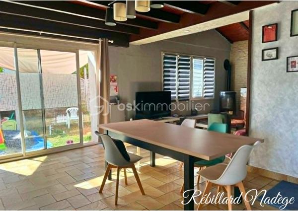 * Vous recherchez une maison familiale offrant de beaux espaces, un extérieur agréable et plusieurs possibilités d’aménagement ? Cette maison mérite votre attention ! *

Au rez-de-chaussée, vous découvrirez un grand salon-séjour lumineux et chaleureux, agrémenté d’un poêle à granulés, idéal pour profiter d’une pièce de vie conviviale au quotidien.

Dans son prolongement, une petite véranda permet de bénéficier d’un espace supplémentaire avec un accès direct vers l’extérieur.

La maison dispose également d’une cuisine fonctionnelle, attenante au séjour.

Côté nuit, le rez-de-chaussée propose une chambre, ainsi qu’une petite suite avec sa salle de bains, offrant la possibilité de vivre principalement de plain-pied.

Une buanderie avec WC viennent compléter ce niveau.

À l’étage, vous trouverez une chambre avec un petit dressing, ainsi qu’un bureau aménagé sur le palier, accompagné d’une salle d’eau et un wc.

Cet espace peut facilement s’adapter aux besoins d’une famille, au télétravail ou à une chambre supplémentaire selon les envies.

À l’extérieur, la maison bénéficie d’un jardin clos faisant le tour de la propriété, offrant un espace agréable pour profiter des beaux jours et laisser libre cours à vos projets d’aménagement.

Un garage complète le bien.

Un cadre de vie pratique et paisible

La maison se situe au cœur d’un petit village agréable, disposant notamment d’une école et d’un bureau de poste, idéal pour profiter d’un environnement calme tout en conservant les services essentiels à proximité.

Pour les autres commerces et commodités, tout se trouve à seulement 7 km, permettant de profiter du calme de la campagne sans être isolé.

* Les atouts * :

* Maison familiale
* 2 chambres
* Petite suite avec salle de bains
* Bureau
* Grande pièce de vie lumineuse avec poêle à granulés
* Cuisine attenante
* Buanderie avec WC
* Chambre et bureau à l’étage
* Salle d’eau avec wc
* Jardin clos tout autour de la maison
* Garage
* École et bureau de poste dans le village
* Commodités à seulement 7 km
* De beaux volumes et un potentiel intéressant

La maison nécessite quelques travaux de rafraîchissement, mais offre une base agréable et de nombreuses possibilités pour la remettre à votre goût et en faire un véritable cocon familial.

** Une maison pleine de potentiel, à découvrir sans tarder ! **