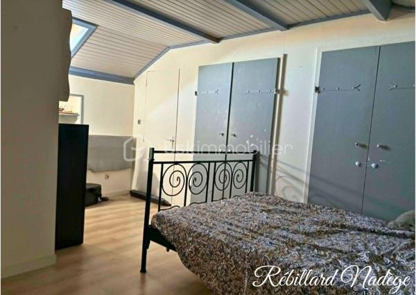 * Vous recherchez une maison familiale offrant de beaux espaces, un extérieur agréable et plusieurs possibilités d’aménagement ? Cette maison mérite votre attention ! *

Au rez-de-chaussée, vous découvrirez un grand salon-séjour lumineux et chaleureux, agrémenté d’un poêle à granulés, idéal pour profiter d’une pièce de vie conviviale au quotidien.

Dans son prolongement, une petite véranda permet de bénéficier d’un espace supplémentaire avec un accès direct vers l’extérieur.

La maison dispose également d’une cuisine fonctionnelle, attenante au séjour.

Côté nuit, le rez-de-chaussée propose une chambre, ainsi qu’une petite suite avec sa salle de bains, offrant la possibilité de vivre principalement de plain-pied.

Une buanderie avec WC viennent compléter ce niveau.

À l’étage, vous trouverez une chambre avec un petit dressing, ainsi qu’un bureau aménagé sur le palier, accompagné d’une salle d’eau et un wc.

Cet espace peut facilement s’adapter aux besoins d’une famille, au télétravail ou à une chambre supplémentaire selon les envies.

À l’extérieur, la maison bénéficie d’un jardin clos faisant le tour de la propriété, offrant un espace agréable pour profiter des beaux jours et laisser libre cours à vos projets d’aménagement.

Un garage complète le bien.

Un cadre de vie pratique et paisible

La maison se situe au cœur d’un petit village agréable, disposant notamment d’une école et d’un bureau de poste, idéal pour profiter d’un environnement calme tout en conservant les services essentiels à proximité.

Pour les autres commerces et commodités, tout se trouve à seulement 7 km, permettant de profiter du calme de la campagne sans être isolé.

* Les atouts * :

* Maison familiale
* 2 chambres
* Petite suite avec salle de bains
* Bureau
* Grande pièce de vie lumineuse avec poêle à granulés
* Cuisine attenante
* Buanderie avec WC
* Chambre et bureau à l’étage
* Salle d’eau avec wc
* Jardin clos tout autour de la maison
* Garage
* École et bureau de poste dans le village
* Commodités à seulement 7 km
* De beaux volumes et un potentiel intéressant

La maison nécessite quelques travaux de rafraîchissement, mais offre une base agréable et de nombreuses possibilités pour la remettre à votre goût et en faire un véritable cocon familial.

** Une maison pleine de potentiel, à découvrir sans tarder ! **