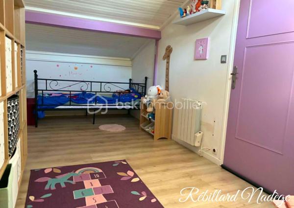 * Vous recherchez une maison familiale offrant de beaux espaces, un extérieur agréable et plusieurs possibilités d’aménagement ? Cette maison mérite votre attention ! *

Au rez-de-chaussée, vous découvrirez un grand salon-séjour lumineux et chaleureux, agrémenté d’un poêle à granulés, idéal pour profiter d’une pièce de vie conviviale au quotidien.

Dans son prolongement, une petite véranda permet de bénéficier d’un espace supplémentaire avec un accès direct vers l’extérieur.

La maison dispose également d’une cuisine fonctionnelle, attenante au séjour.

Côté nuit, le rez-de-chaussée propose une chambre, ainsi qu’une petite suite avec sa salle de bains, offrant la possibilité de vivre principalement de plain-pied.

Une buanderie avec WC viennent compléter ce niveau.

À l’étage, vous trouverez une chambre avec un petit dressing, ainsi qu’un bureau aménagé sur le palier, accompagné d’une salle d’eau et un wc.

Cet espace peut facilement s’adapter aux besoins d’une famille, au télétravail ou à une chambre supplémentaire selon les envies.

À l’extérieur, la maison bénéficie d’un jardin clos faisant le tour de la propriété, offrant un espace agréable pour profiter des beaux jours et laisser libre cours à vos projets d’aménagement.

Un garage complète le bien.

Un cadre de vie pratique et paisible

La maison se situe au cœur d’un petit village agréable, disposant notamment d’une école et d’un bureau de poste, idéal pour profiter d’un environnement calme tout en conservant les services essentiels à proximité.

Pour les autres commerces et commodités, tout se trouve à seulement 7 km, permettant de profiter du calme de la campagne sans être isolé.

* Les atouts * :

* Maison familiale
* 2 chambres
* Petite suite avec salle de bains
* Bureau
* Grande pièce de vie lumineuse avec poêle à granulés
* Cuisine attenante
* Buanderie avec WC
* Chambre et bureau à l’étage
* Salle d’eau avec wc
* Jardin clos tout autour de la maison
* Garage
* École et bureau de poste dans le village
* Commodités à seulement 7 km
* De beaux volumes et un potentiel intéressant

La maison nécessite quelques travaux de rafraîchissement, mais offre une base agréable et de nombreuses possibilités pour la remettre à votre goût et en faire un véritable cocon familial.

** Une maison pleine de potentiel, à découvrir sans tarder ! **