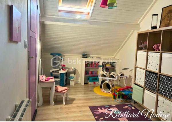 * Vous recherchez une maison familiale offrant de beaux espaces, un extérieur agréable et plusieurs possibilités d’aménagement ? Cette maison mérite votre attention ! *

Au rez-de-chaussée, vous découvrirez un grand salon-séjour lumineux et chaleureux, agrémenté d’un poêle à granulés, idéal pour profiter d’une pièce de vie conviviale au quotidien.

Dans son prolongement, une petite véranda permet de bénéficier d’un espace supplémentaire avec un accès direct vers l’extérieur.

La maison dispose également d’une cuisine fonctionnelle, attenante au séjour.

Côté nuit, le rez-de-chaussée propose une chambre, ainsi qu’une petite suite avec sa salle de bains, offrant la possibilité de vivre principalement de plain-pied.

Une buanderie avec WC viennent compléter ce niveau.

À l’étage, vous trouverez une chambre avec un petit dressing, ainsi qu’un bureau aménagé sur le palier, accompagné d’une salle d’eau et un wc.

Cet espace peut facilement s’adapter aux besoins d’une famille, au télétravail ou à une chambre supplémentaire selon les envies.

À l’extérieur, la maison bénéficie d’un jardin clos faisant le tour de la propriété, offrant un espace agréable pour profiter des beaux jours et laisser libre cours à vos projets d’aménagement.

Un garage complète le bien.

Un cadre de vie pratique et paisible

La maison se situe au cœur d’un petit village agréable, disposant notamment d’une école et d’un bureau de poste, idéal pour profiter d’un environnement calme tout en conservant les services essentiels à proximité.

Pour les autres commerces et commodités, tout se trouve à seulement 7 km, permettant de profiter du calme de la campagne sans être isolé.

* Les atouts * :

* Maison familiale
* 2 chambres
* Petite suite avec salle de bains
* Bureau
* Grande pièce de vie lumineuse avec poêle à granulés
* Cuisine attenante
* Buanderie avec WC
* Chambre et bureau à l’étage
* Salle d’eau avec wc
* Jardin clos tout autour de la maison
* Garage
* École et bureau de poste dans le village
* Commodités à seulement 7 km
* De beaux volumes et un potentiel intéressant

La maison nécessite quelques travaux de rafraîchissement, mais offre une base agréable et de nombreuses possibilités pour la remettre à votre goût et en faire un véritable cocon familial.

** Une maison pleine de potentiel, à découvrir sans tarder ! **