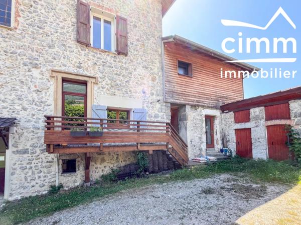 Appartement T4 de 120,16 m² - Premier étage - plusieurs dépendances - Petite terrasse vue Chartreuse