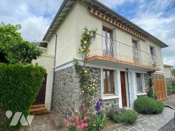 AURILLAC, sur 470 m² de terrain, maison individuelle comprenant au rez-de-chaussée une entrée d...
