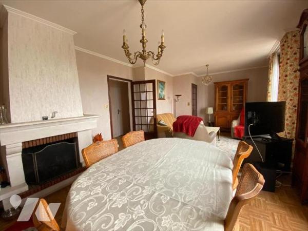 AURILLAC, sur 470 m² de terrain, maison individuelle comprenant au rez-de-chaussée une entrée d...