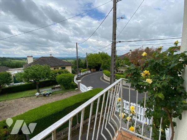 AURILLAC, sur 470 m² de terrain, maison individuelle comprenant au rez-de-chaussée une entrée d...