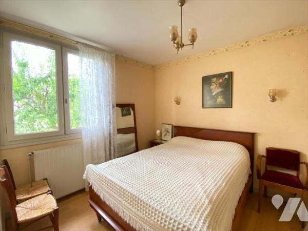 AURILLAC, sur 470 m² de terrain, maison individuelle comprenant au rez-de-chaussée une entrée d...