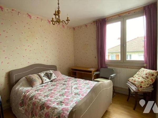 AURILLAC, sur 470 m² de terrain, maison individuelle comprenant au rez-de-chaussée une entrée d...