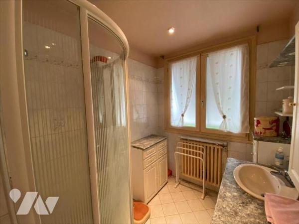 AURILLAC, sur 470 m² de terrain, maison individuelle comprenant au rez-de-chaussée une entrée d...