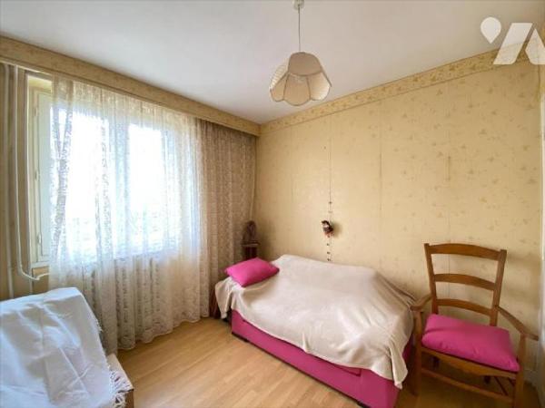 AURILLAC, sur 470 m² de terrain, maison individuelle comprenant au rez-de-chaussée une entrée d...