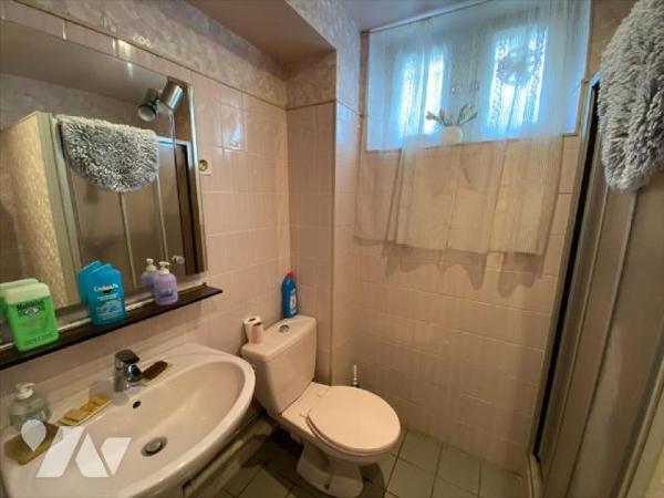 AURILLAC, sur 470 m² de terrain, maison individuelle comprenant au rez-de-chaussée une entrée d...