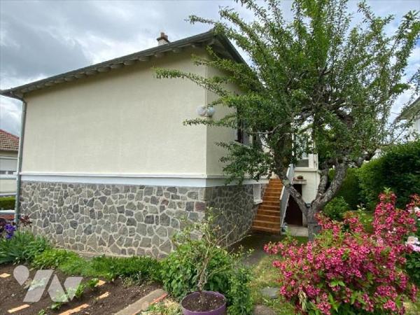 AURILLAC, sur 470 m² de terrain, maison individuelle comprenant au rez-de-chaussée une entrée d...