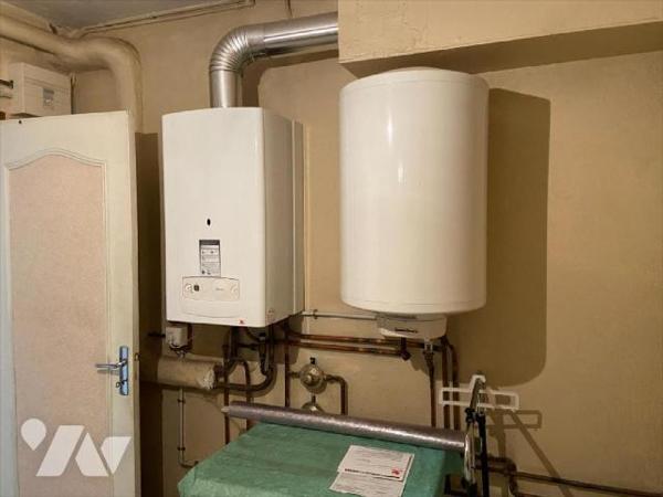 AURILLAC, sur 470 m² de terrain, maison individuelle comprenant au rez-de-chaussée une entrée d...