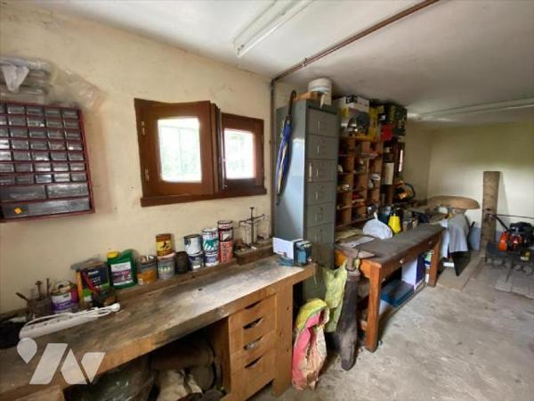 AURILLAC, sur 470 m² de terrain, maison individuelle comprenant au rez-de-chaussée une entrée d...