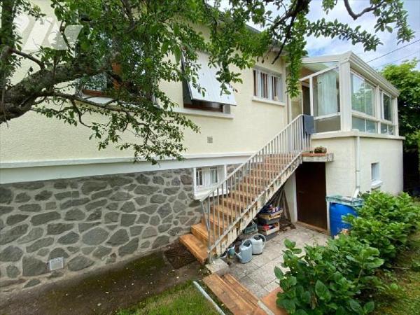 AURILLAC, sur 470 m² de terrain, maison individuelle comprenant au rez-de-chaussée une entrée d...