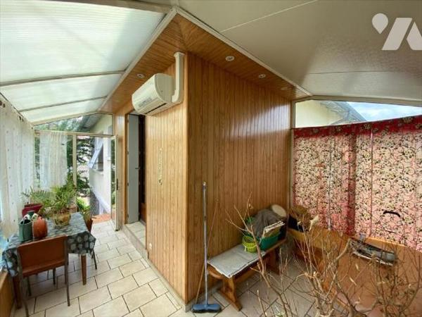 AURILLAC, sur 470 m² de terrain, maison individuelle comprenant au rez-de-chaussée une entrée d...