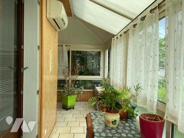 AURILLAC, sur 470 m² de terrain, maison individuelle comprenant au rez-de-chaussée une entrée d...