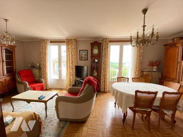 AURILLAC, sur 470 m² de terrain, maison individuelle comprenant au rez-de-chaussée une entrée d...