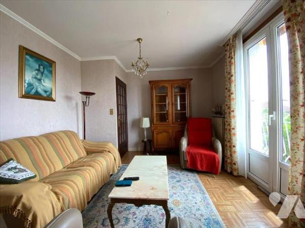 AURILLAC, sur 470 m² de terrain, maison individuelle comprenant au rez-de-chaussée une entrée d...