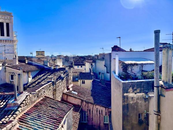 écusson de nimes, calme, lumineux, vue dégagé