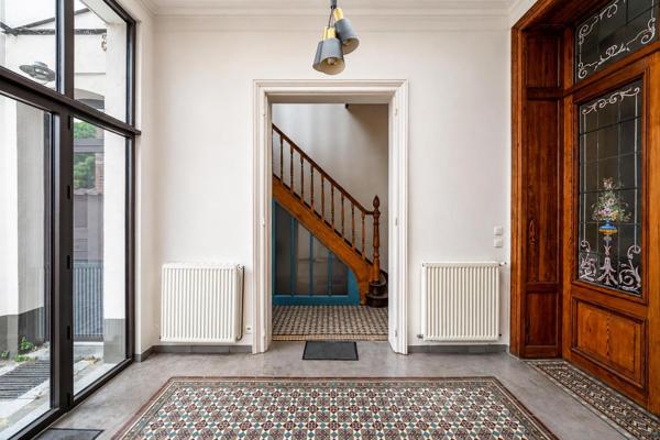 Maison semi-bourgeoise au cachet unique à réinventer