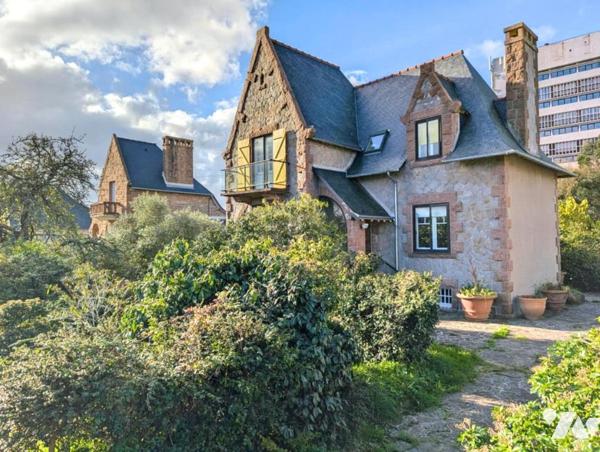 Maison en pierres avec jardin, à 300m de la mer, en plein centre-bourg