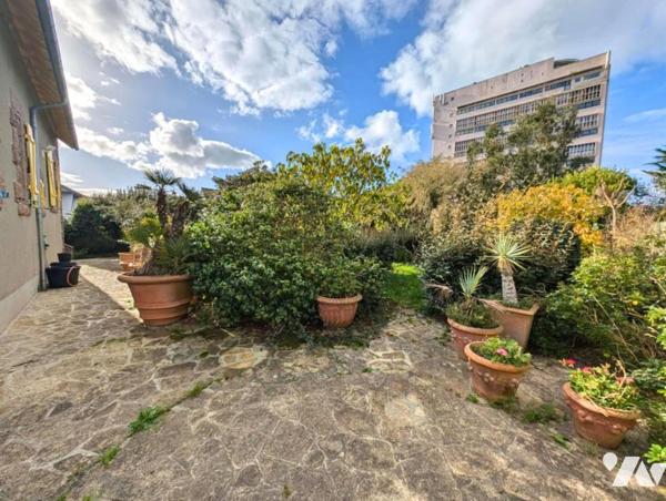 Maison en pierres avec jardin, à 300m de la mer, en plein centre-bourg