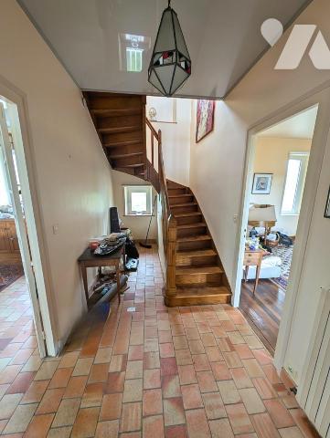 Maison en pierres avec jardin, à 300m de la mer, en plein centre-bourg