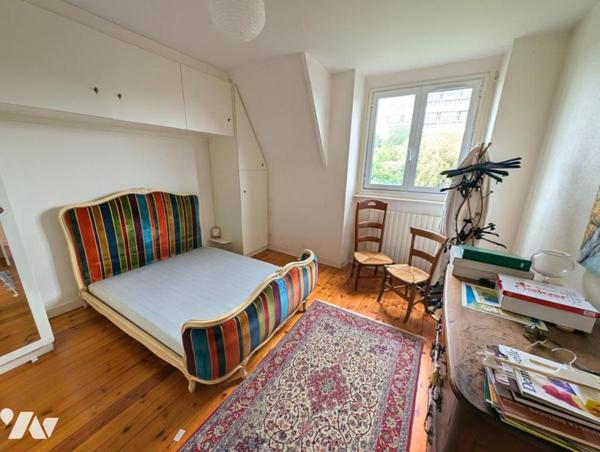 Maison en pierres avec jardin, à 300m de la mer, en plein centre-bourg