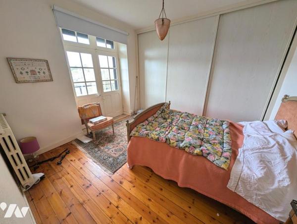 Maison en pierres avec jardin, à 300m de la mer, en plein centre-bourg