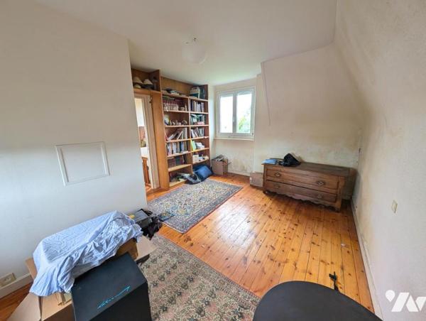 Maison en pierres avec jardin, à 300m de la mer, en plein centre-bourg