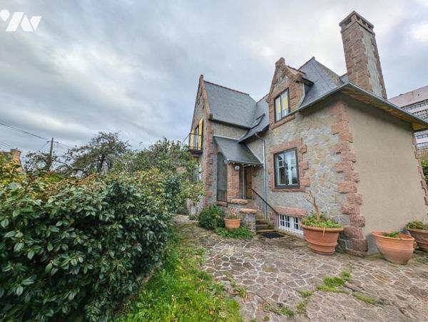 Maison en pierres avec jardin, à 300m de la mer, en plein centre-bourg