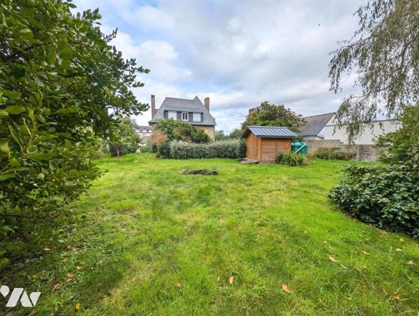 Maison en pierres avec jardin, à 300m de la mer, en plein centre-bourg